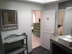 Soundproofing, free WiFi, bed sheets - Vinha da Quinta (Sintra)