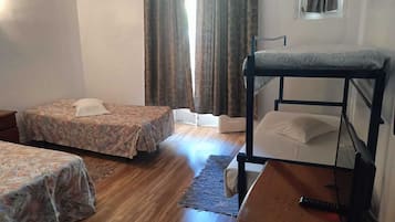 Triple Room | Desk, bed sheets