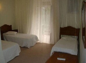 Triple Room | Desk, bed sheets - Residencial Marisela (Lisbon)