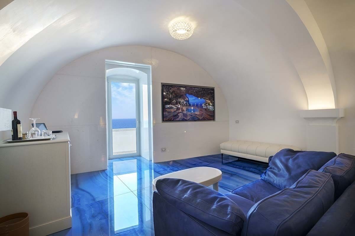 Ropa de cama de alta calidad, cubrecamas y minibar 