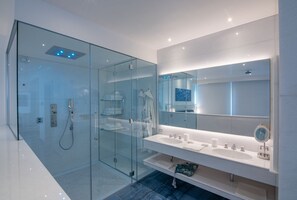 Suite (151) | Bathroom | Shower, rainfall showerhead, free toiletries, hair dryer - Grotta Palazzese (Polignano a Mare)