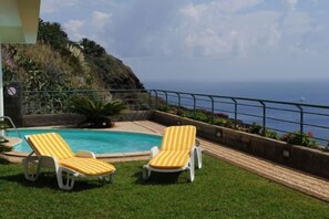 Piscina all'aperto, lettini