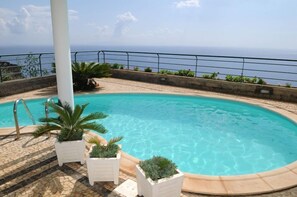 室外游泳池，提供日光浴躺椅