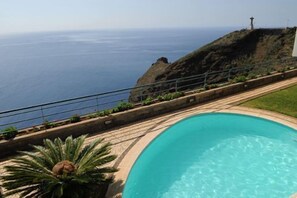 室外泳池；躺椅