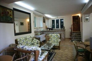 Lobby sitting area - Villa Gaia (Taormina)