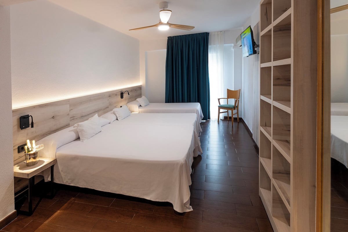 Minibar, escritorio, wifi gratis y ropa de cama