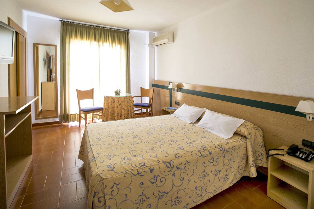 1 bedroom, desk, free wifi, bed sheets