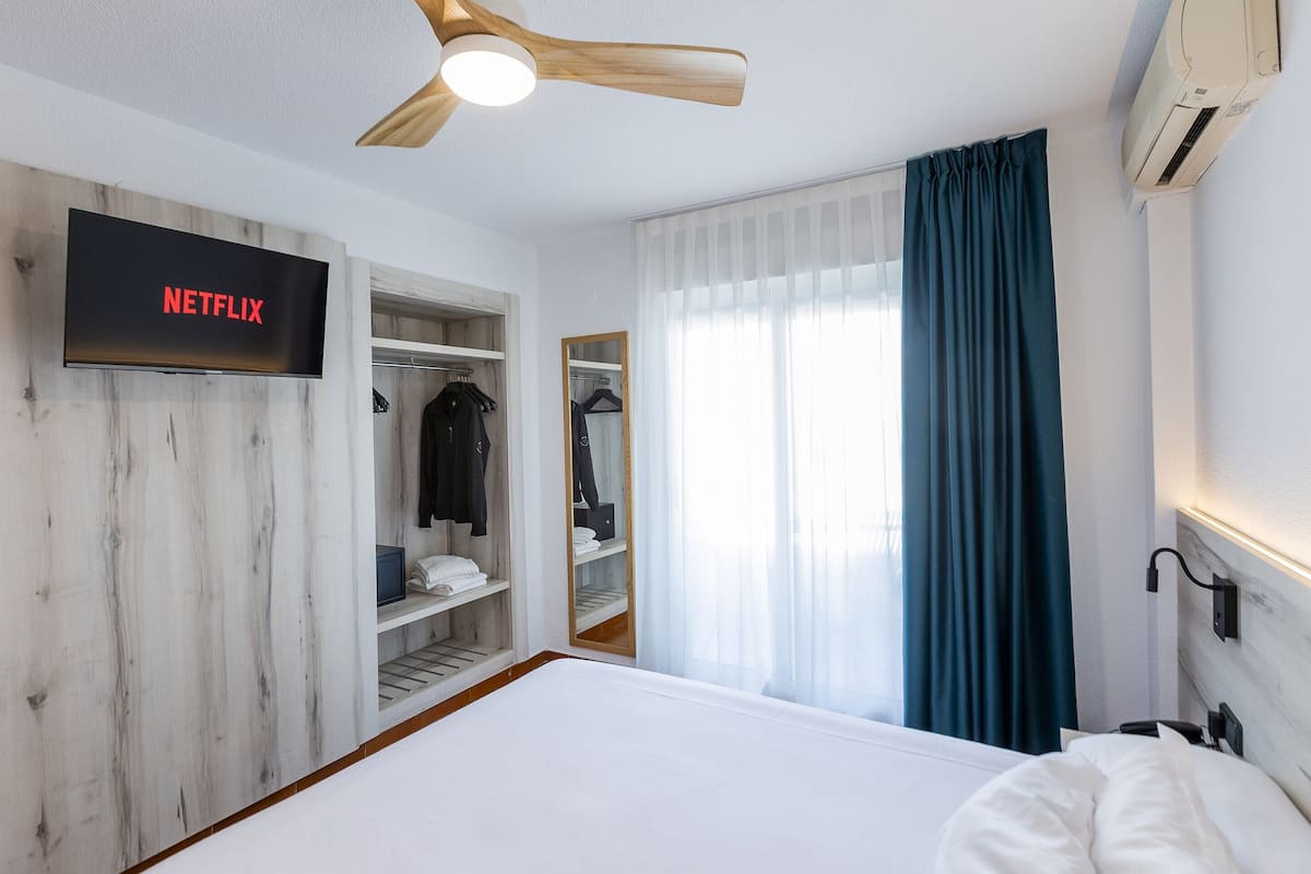 Minibar, escritorio, wifi gratis y ropa de cama
