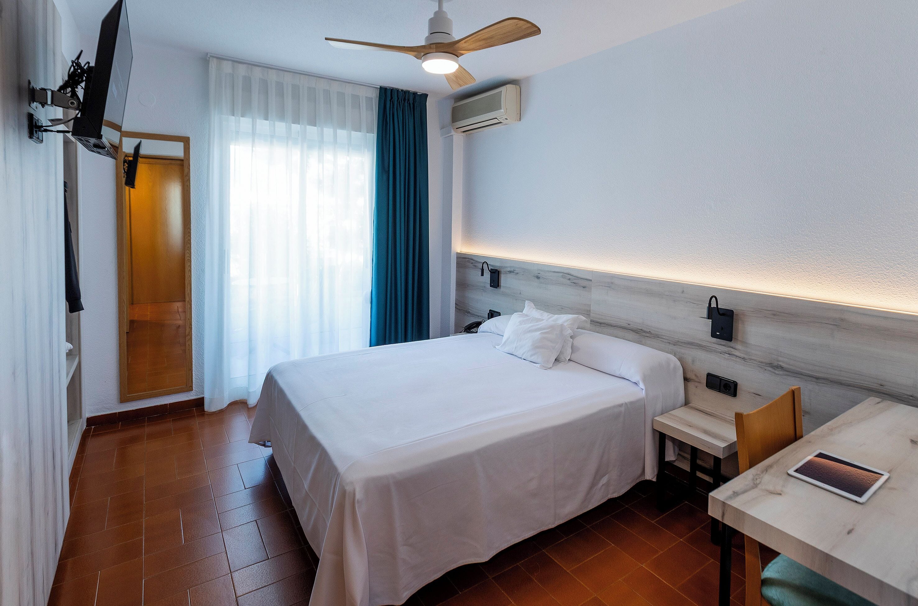 Minibar, bureau, Wi-Fi gratuit, draps fournis