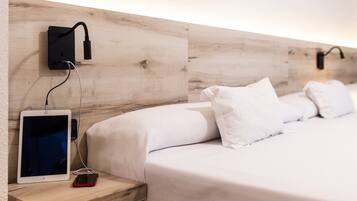 Tweepersoonskamer | Een minibar, een bureau, gratis wifi, beddengoed