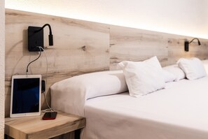 Double Room | Minibar, desk, free WiFi, bed sheets - Hotel Bersoca (Benicassim)