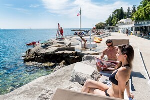 På stranden