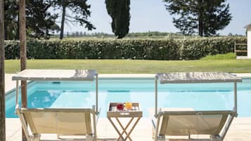 Piscina coperta, piscina all'aperto, lettini