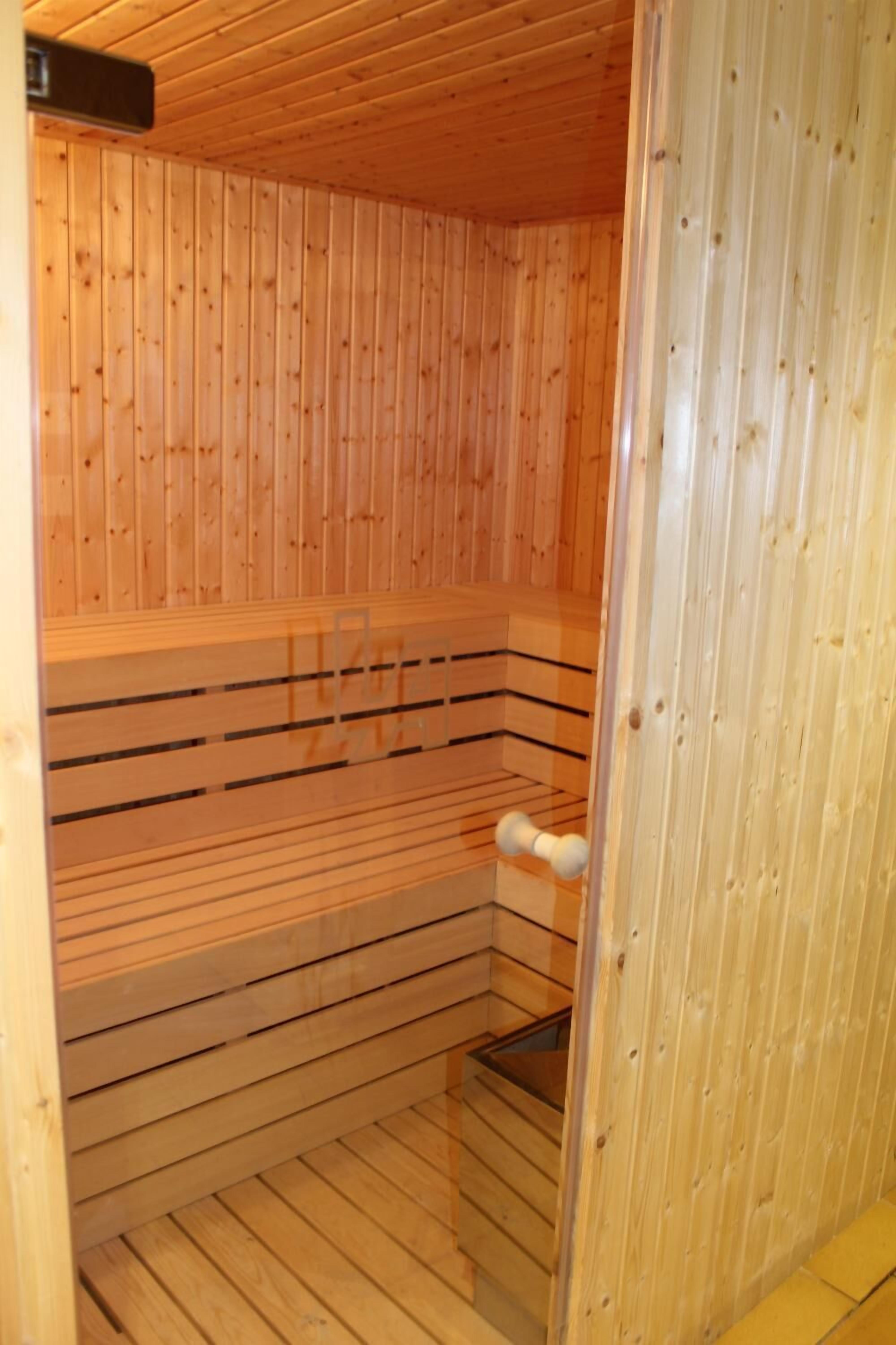 Een sauna met houten wanden en banken.