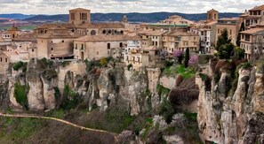 A town built on rocky cliffs with traditional architecture and a winding road. - Hotel Leonor de Aquitania (Cuenca)