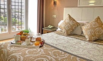 Habitación con 1 cama doble o 2 individuales, vistas a la montaña | Caja fuerte, mobiliario individual, escritorio y wifi gratis