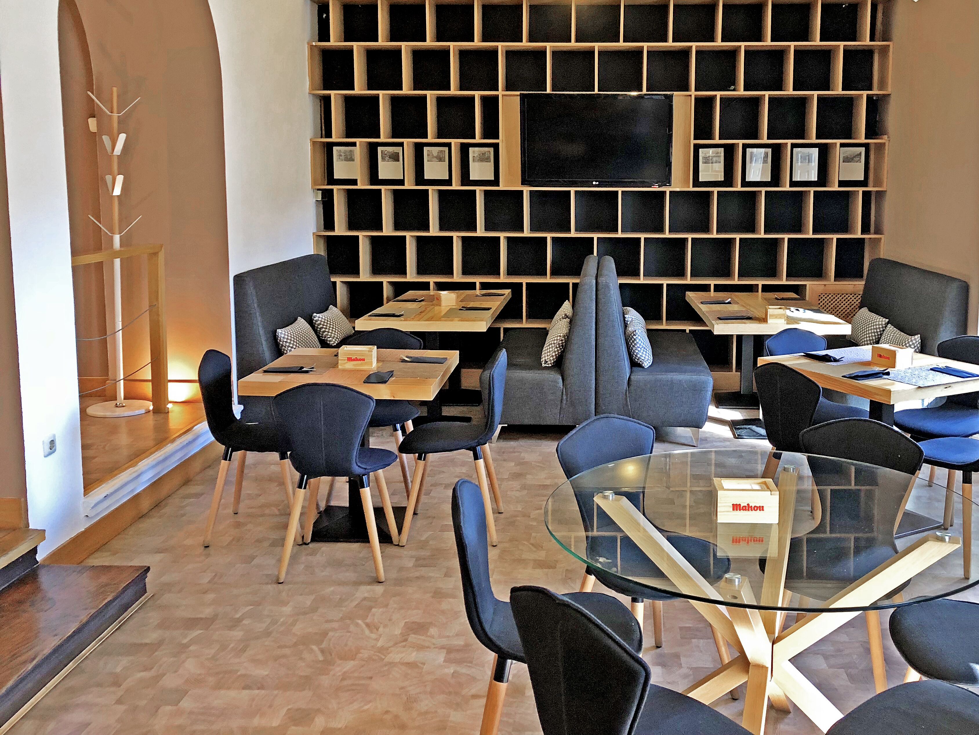 serves breakfast, lunch and dinner