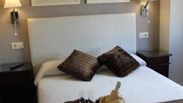 Habitación doble | Caja fuerte, mobiliario individual, escritorio y wifi gratis