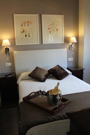 Doppelzimmer | Zimmersafe, individuell eingerichtet, Schreibtisch, kostenloses WLAN