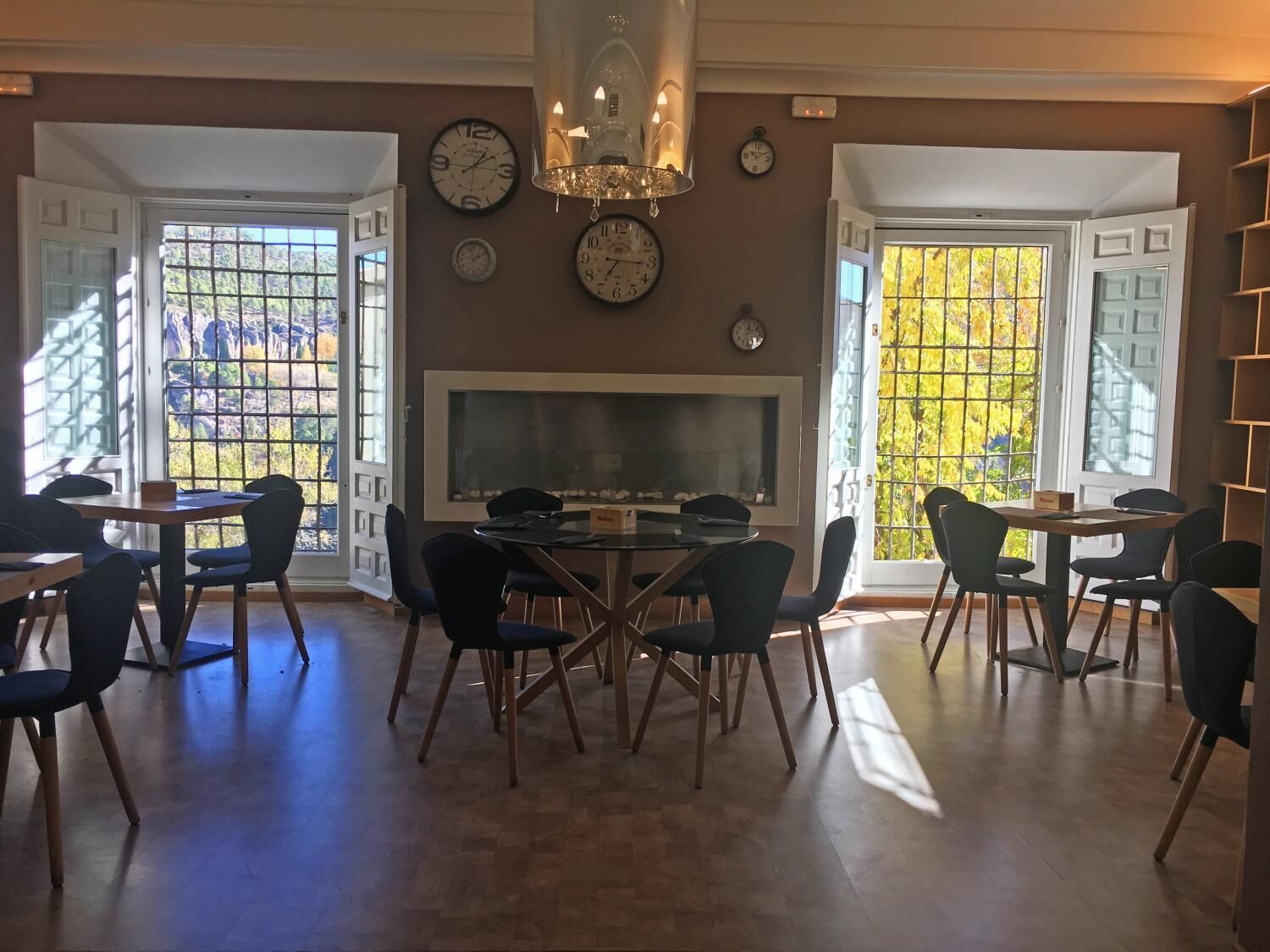 Se sirven almuerzos, cenas y cocina regional 