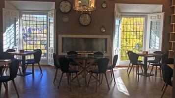 Se sirven almuerzos, cenas y cocina regional