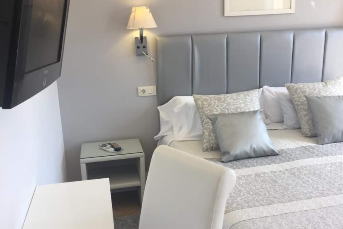 superior double room | in-room safe, individually furnished, desk, free wifi