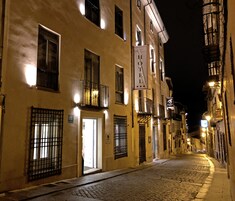 Fachada de la propiedad por la tarde o noche