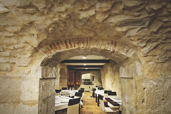 供应午餐和晚餐，地区菜