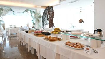 Dagelijks ontbijtbuffet (EUR 11 per persoon)