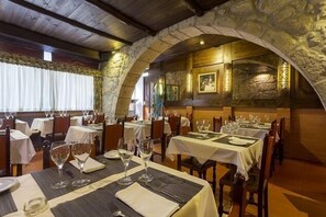 Lunch and dinner served, Portuguese cuisine - Hotel Internacional (Porto)