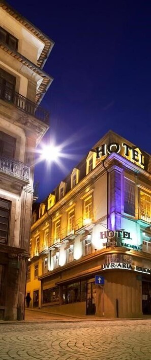 Front of property - evening/night - Hotel Internacional (Porto)