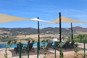 Outdoor pool, pool umbrellas, sun loungers - Arriadh Hotel (Ronda)