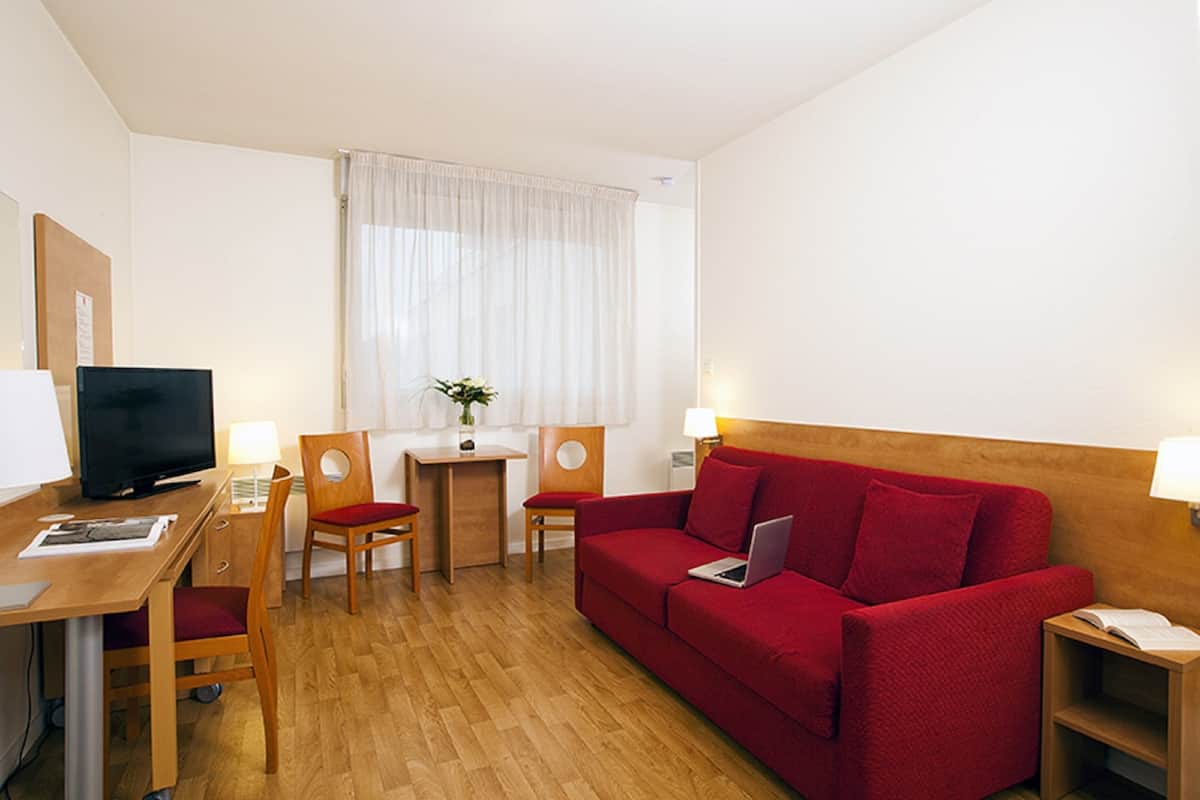 Desk, soundproofing, iron/ironing board, free WiFi