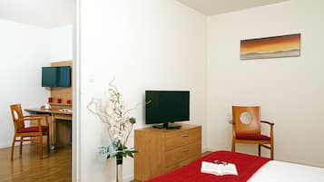 Escriptori, habitacions insonoritzades i planxa i posts de planxar