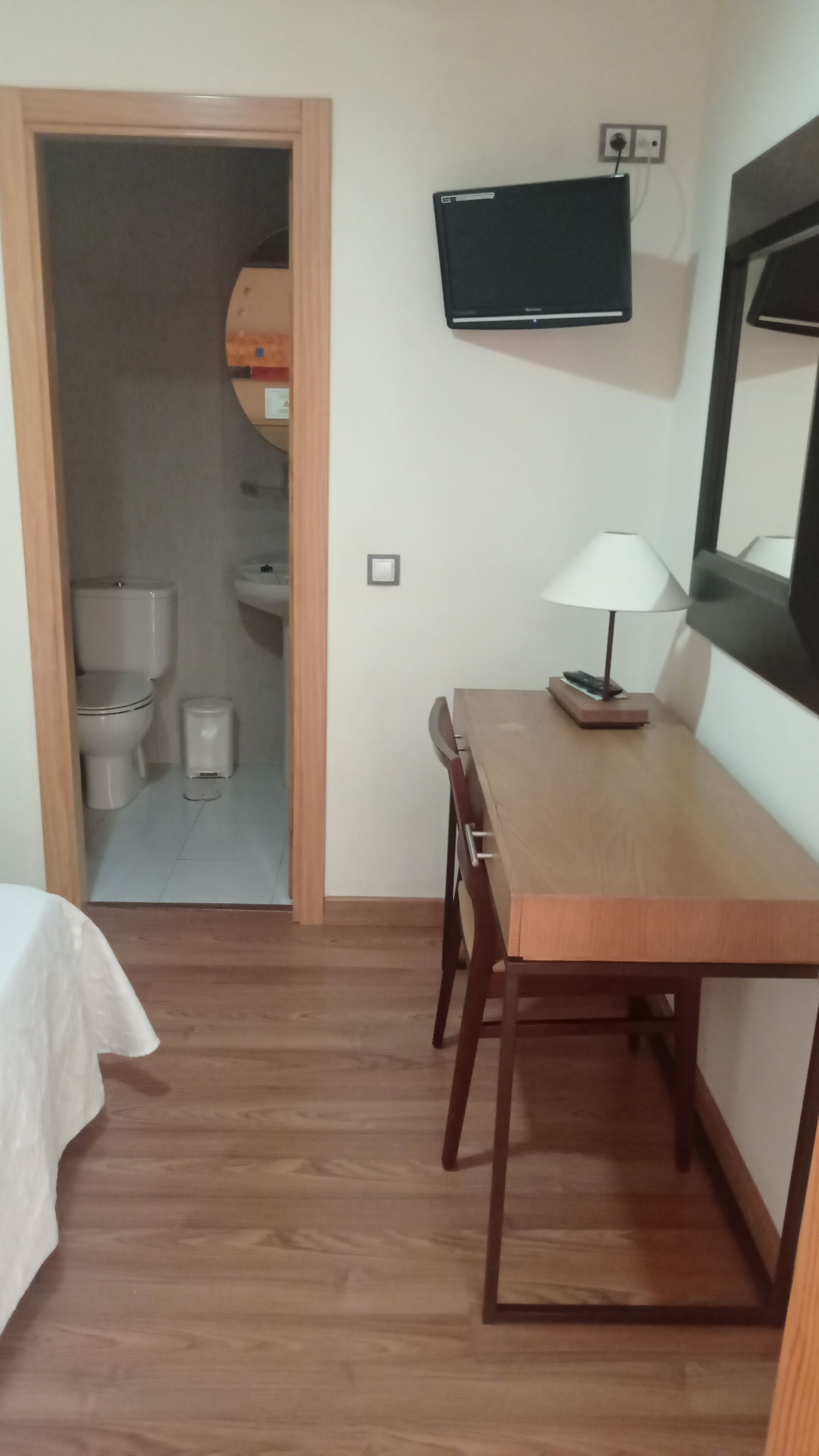 single room | in-room safe, desk, free wifi, bed sheets