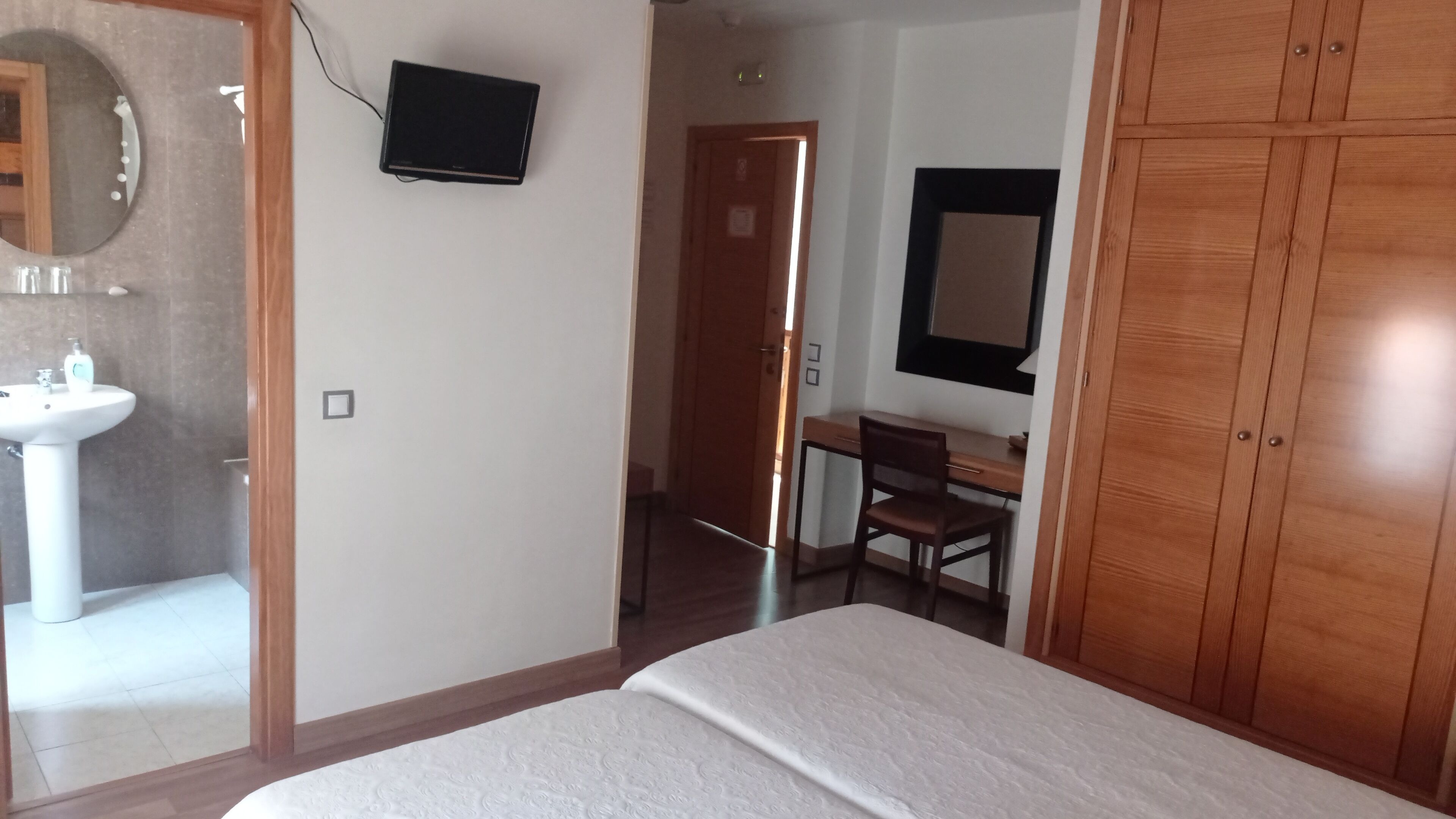 double room | in-room safe, desk, free wifi, bed sheets