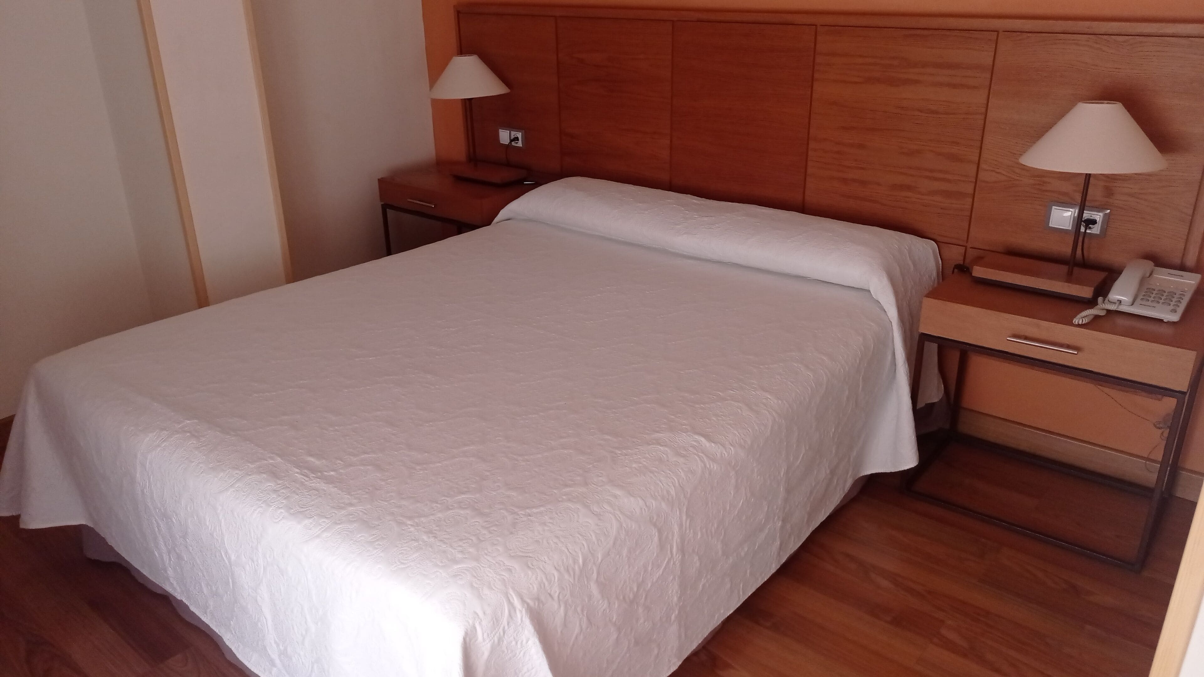 double room | in-room safe, desk, free wifi, bed sheets