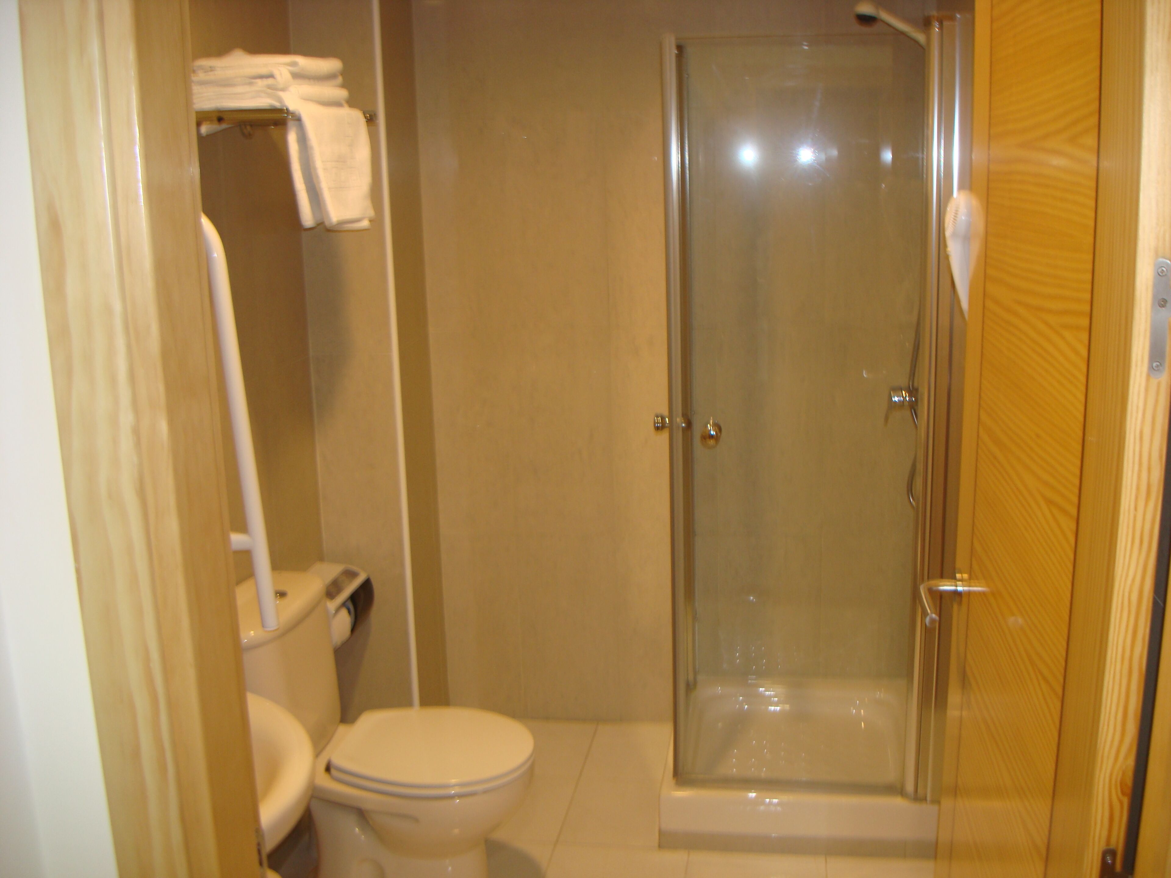 triple room | bathroom | free toiletries, hair dryer, bidet, towels