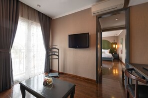 Essence Suite with Balcony  | Living area | 32-inch TV with satellite channels - Essence d'Orient Hotel & Spa (Hanoi)