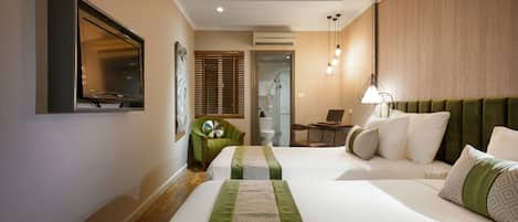 Camas con pillow-top, minibar y caja de seguridad en la habitación