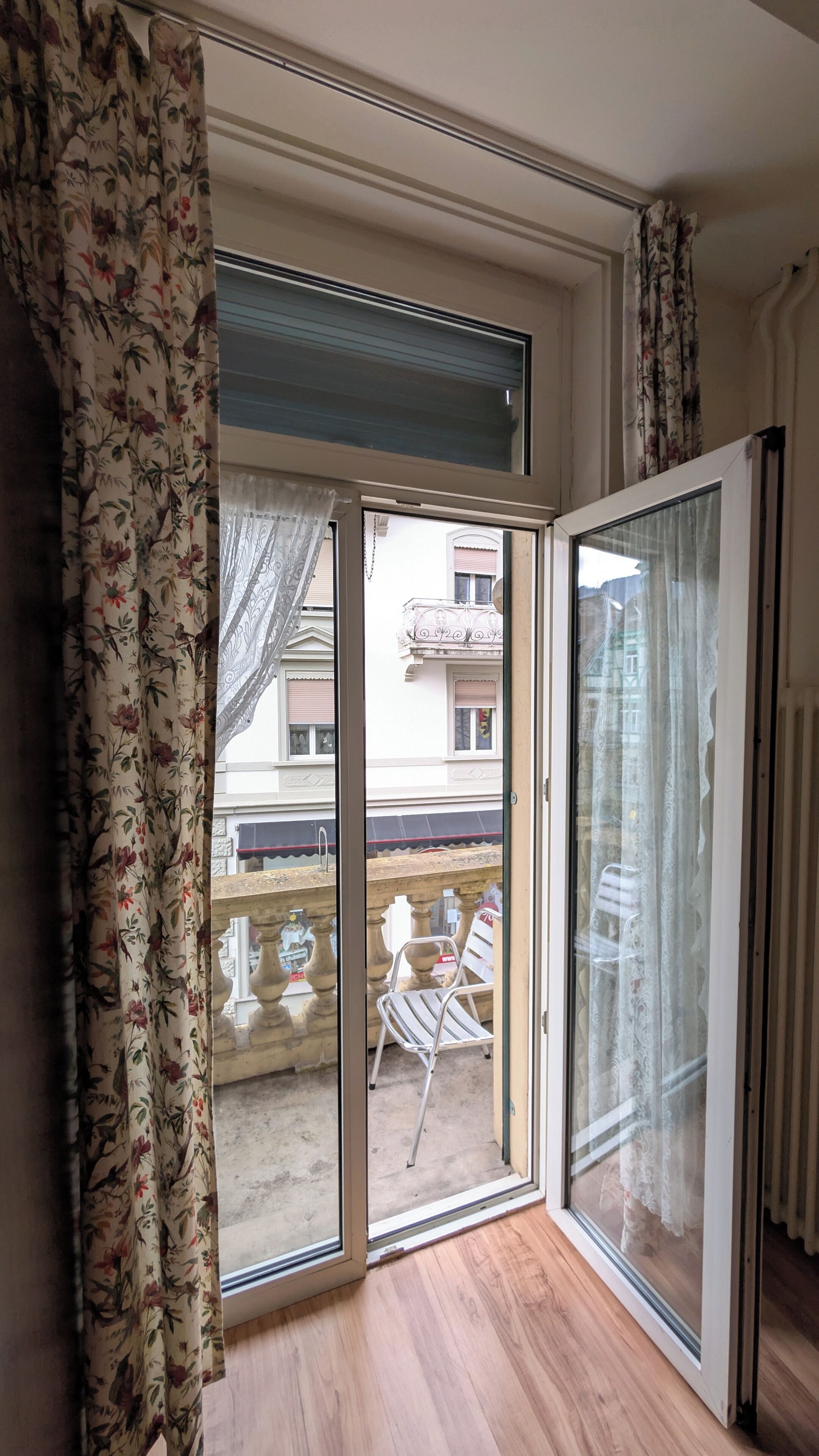 Surmatelas, coffres-forts dans les chambres, bureau