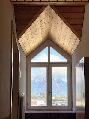 Pillowtop beds, in-room safe, desk, iron/ironing board - Hotel Harder Minerva (Interlaken)