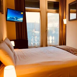 Colchones con pillow-top y caja de seguridad en la habitación