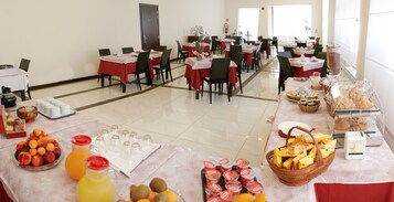 Desayuno continental gratuito y diario