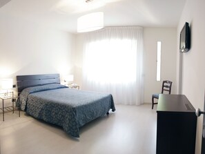 Cubrecamas, escritorio, espacio para trabajar con laptop y wifi gratis 