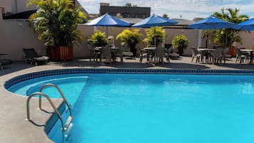 Piscina externa, espreguiçadeiras