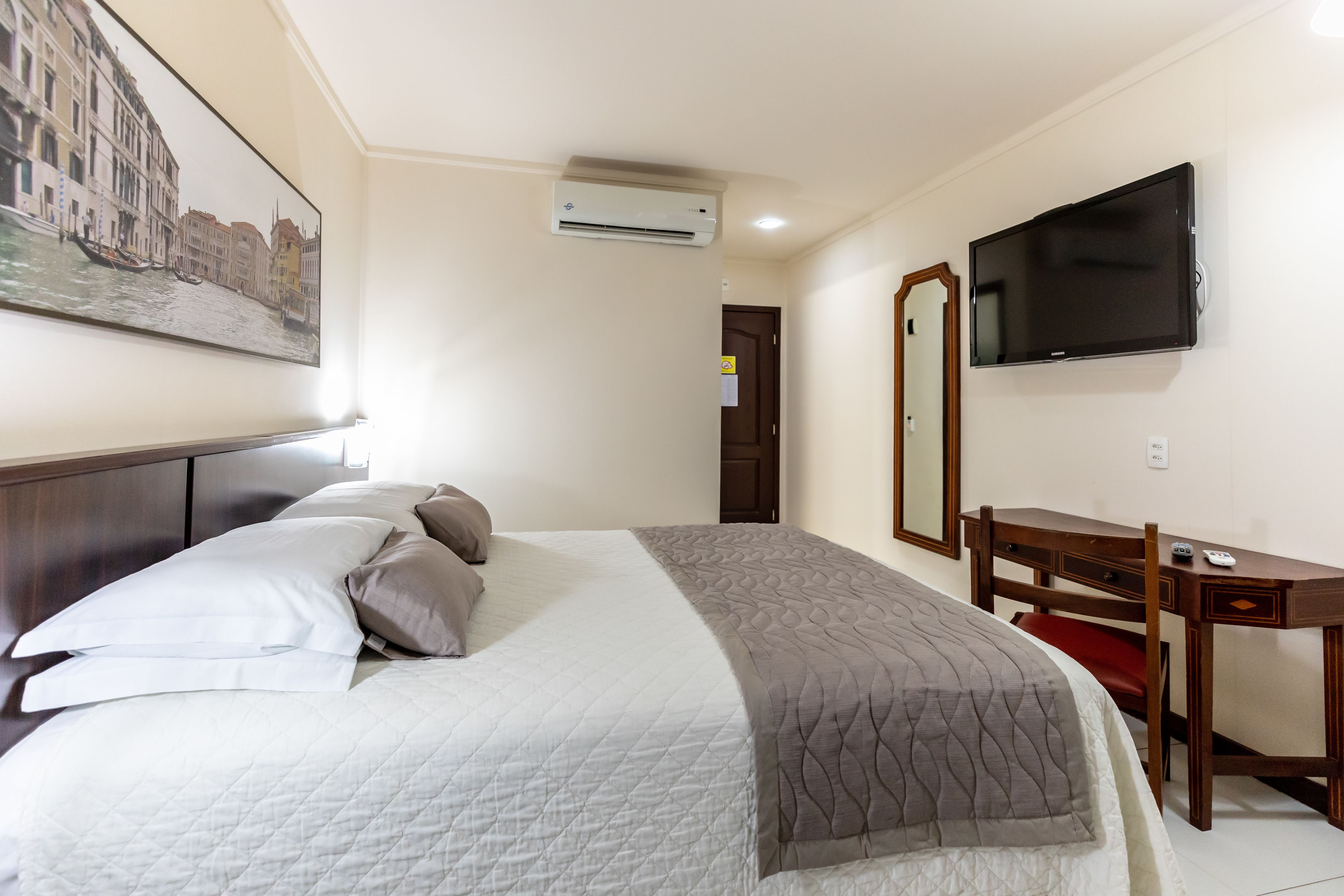 deluxe double room, 1 queen bed | in-room safe, desk, blackout curtains, free wifi