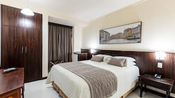 Quarto casal luxo, 1 cama Queen | Cofres nos quartos, escrivaninha, cortinas blackout, Wi-Fi de cortesia