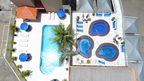 Una piscina al aire libre, tumbonas