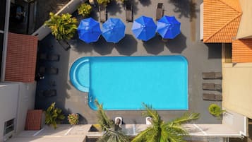 Piscina externa, espreguiçadeiras